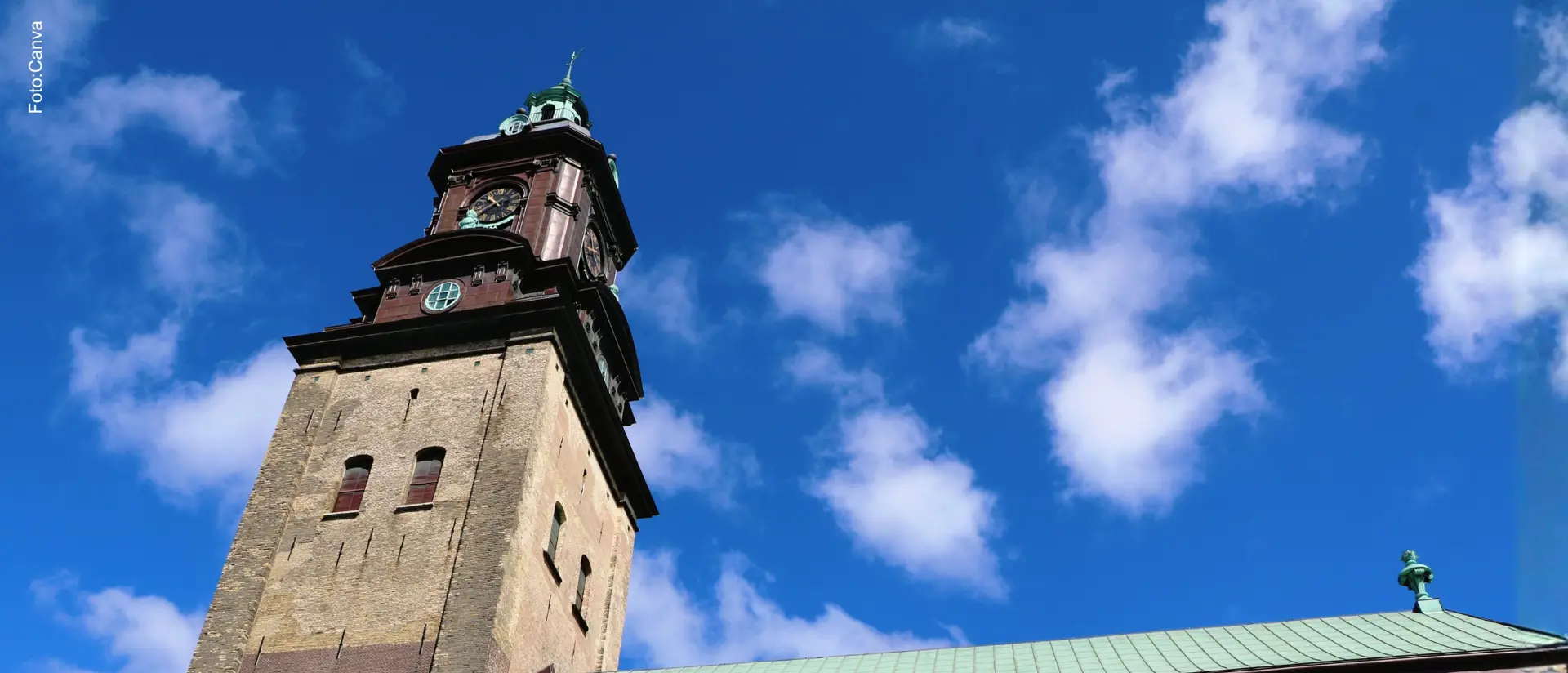 Kyrka med torn mot klarblå himmel
